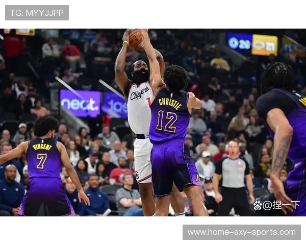 湖人火箭激战正酣NBA赛季精彩对决引发球迷热议与期待